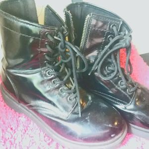 ¡Easy, Glossy and black cute boots!